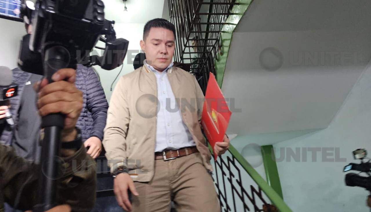 Botrading: Director de la ANH declara y se retira; la Fiscalía revisa documentos secuestrados a subsidiarias de YPFB 