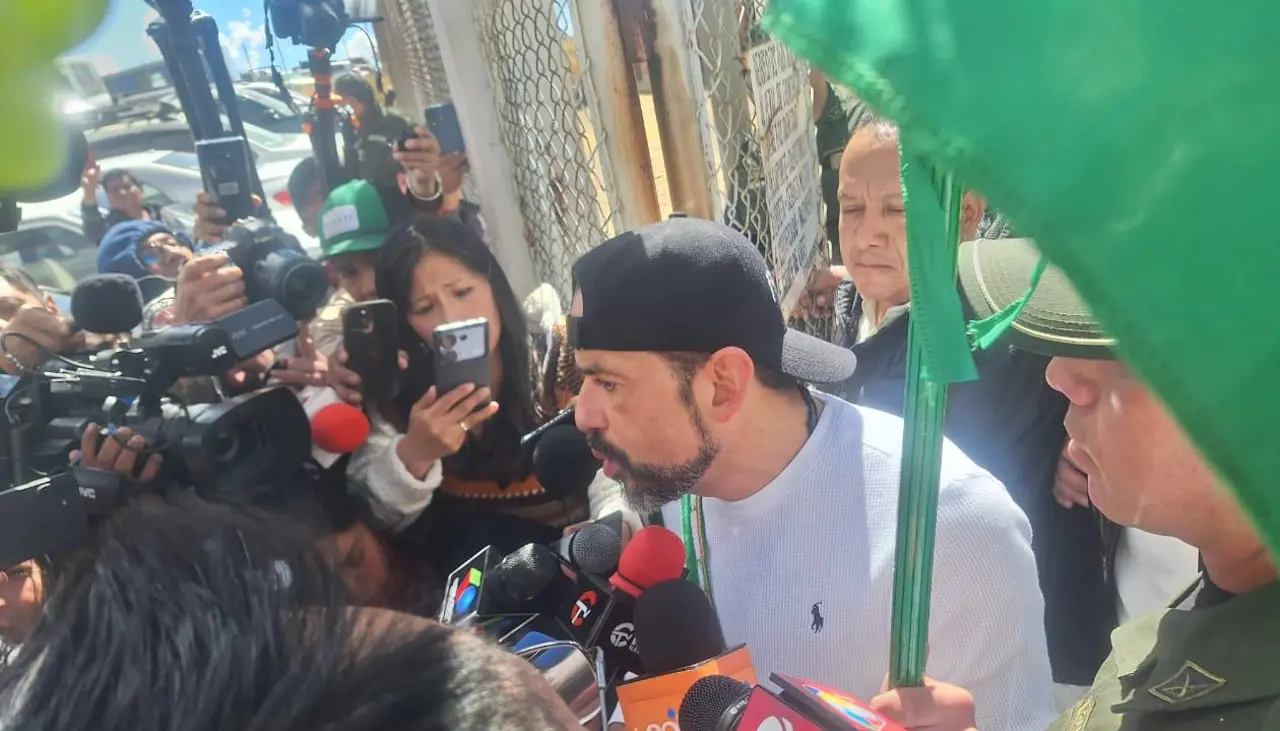 Con la bandera cruceña y su banda, Camacho sale de Chonchocoro tras dos años y ochos meses de prisión