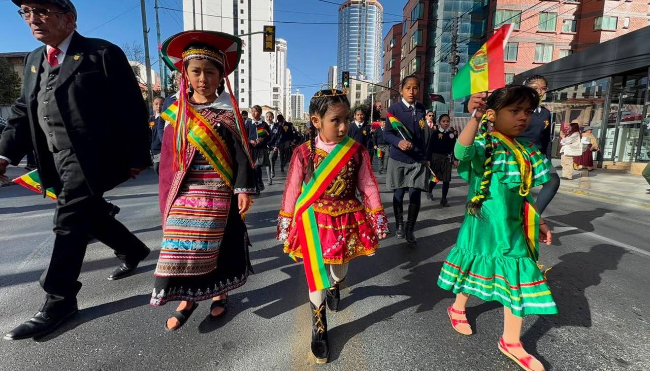 Desfiles, danzas y tricolor marcan festejos por los 201 años de independencia de Bolivia