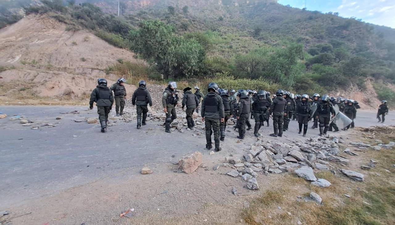 Policía activa desbloqueo de la ruta que conecta Cochabamba con el occidente; los movilizados lanzan piedras