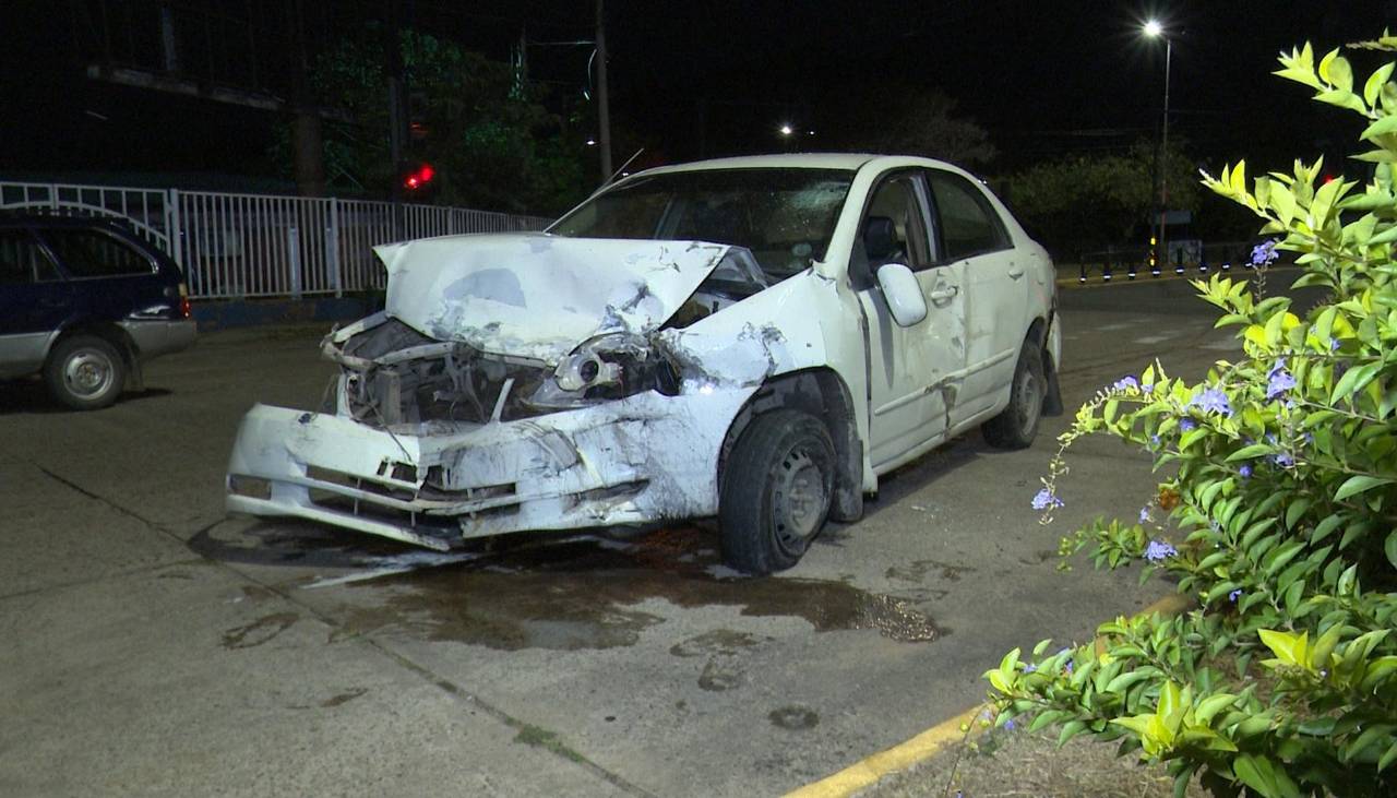 Tres heridos luego que un auto se pasara la señal en rojo y chocara contra otro motorizado
