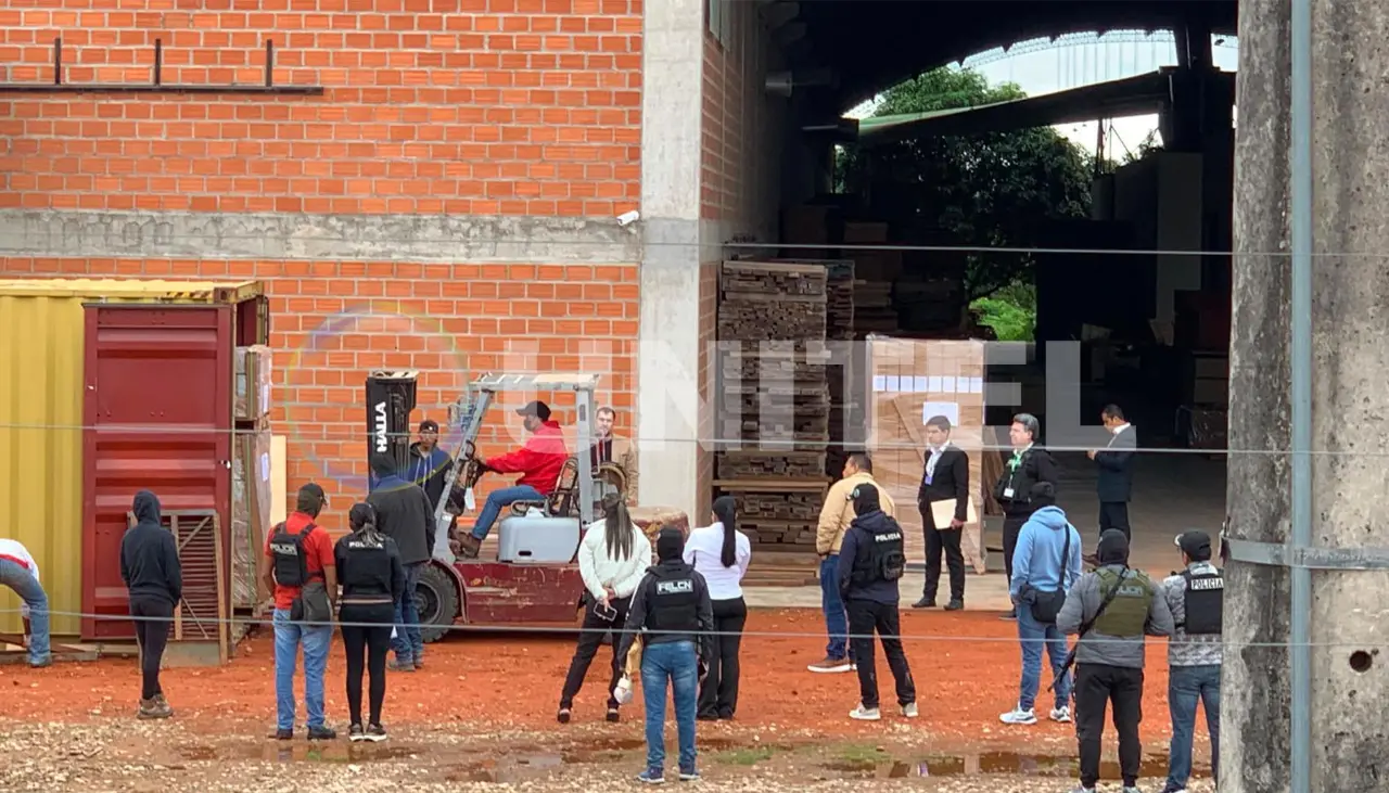 Caso ‘narcomaderas’: toman muestras de madera durante un allanamiento a inmueble en el Parque Industrial