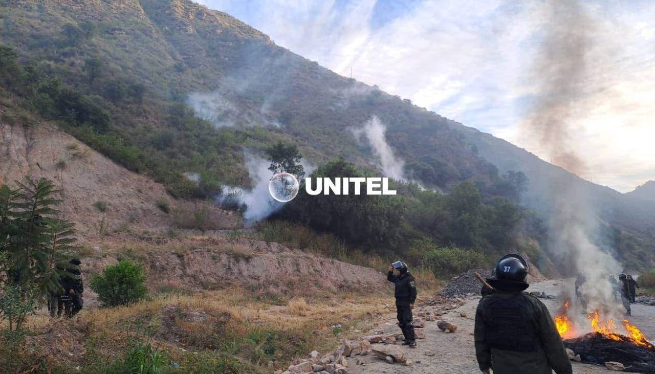 Policía comienza desbloqueo de vía que conecta Cochabamba con el occidente; movilizados lanzan piedras