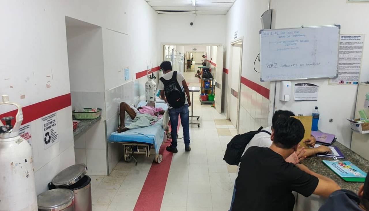 En el Hospital del Plan Tres Mil atienden a los pacientes en los pasillos y médicos denuncian falta de espacio