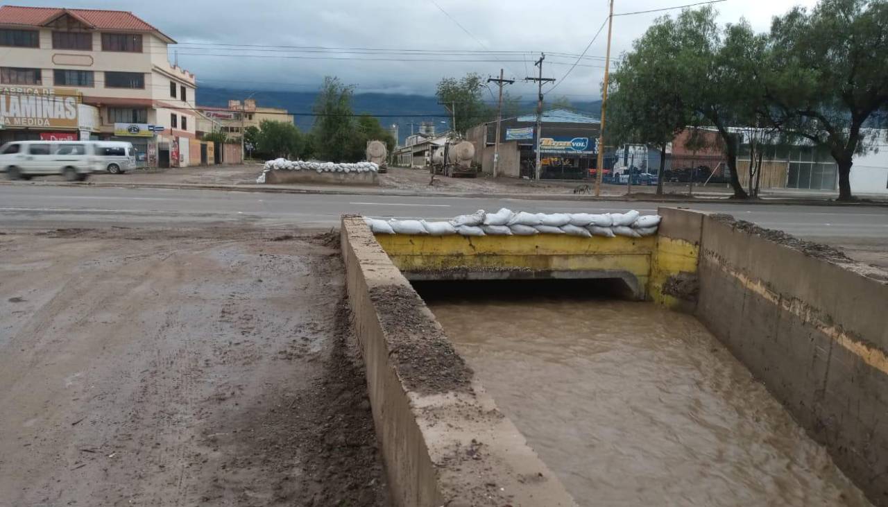 Intensas lluvias: Desborde de torrentera en Colcapirhua y avenidas inundadas en el centro ponen en alerta a los vecinos 