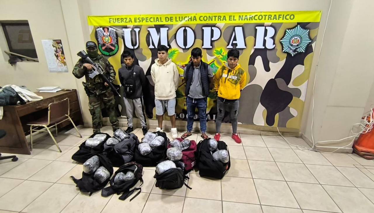 Aprehenden a cuatro personas sorprendidas con 56 paquetes de droga en un bus en el trópico 