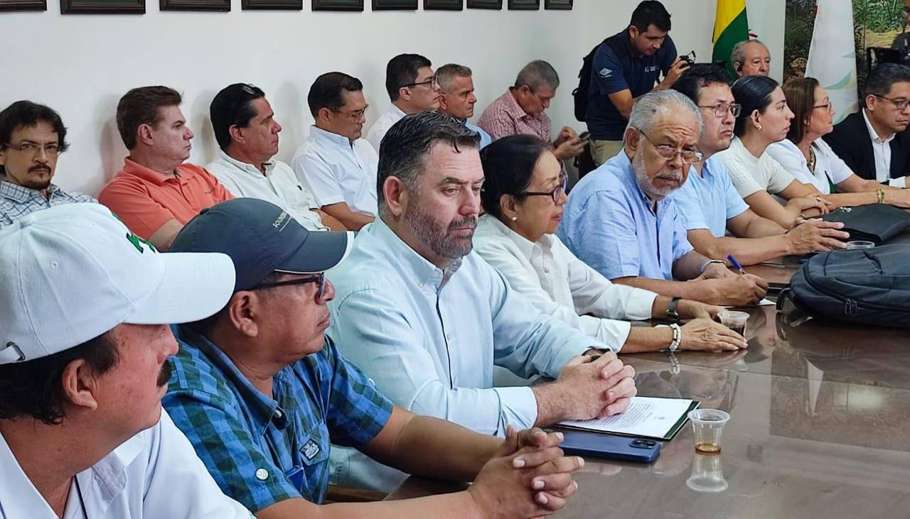 Reunión con cívicos: YPFB ratifica que no se abrogará decreto del diésel y productores piden asamblea de la cruceñidad