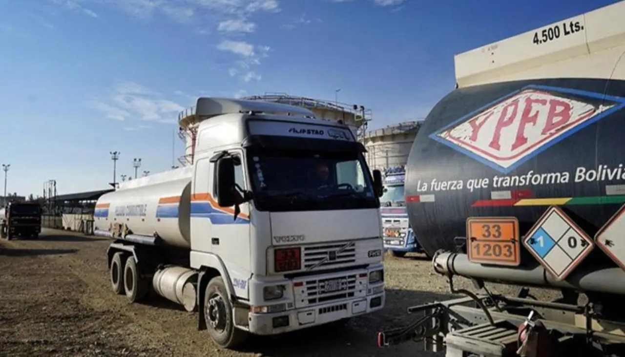 Fiscalía anuncia 14 órdenes de aprehensión contra choferes de cisternas implicados en el desvío de combustible