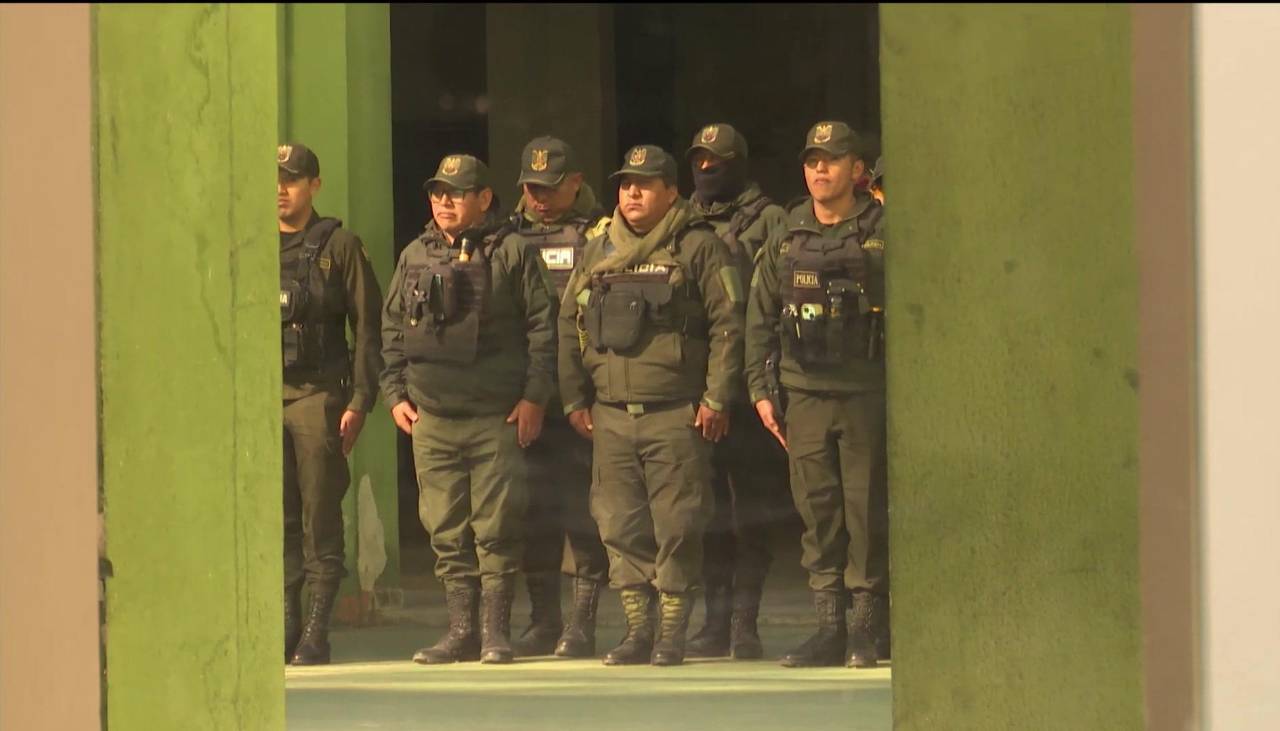 San Julián mantiene el punto de bloqueo pese al Estado de excepción; Policía se reúne en el Comando de Santa Cruz 