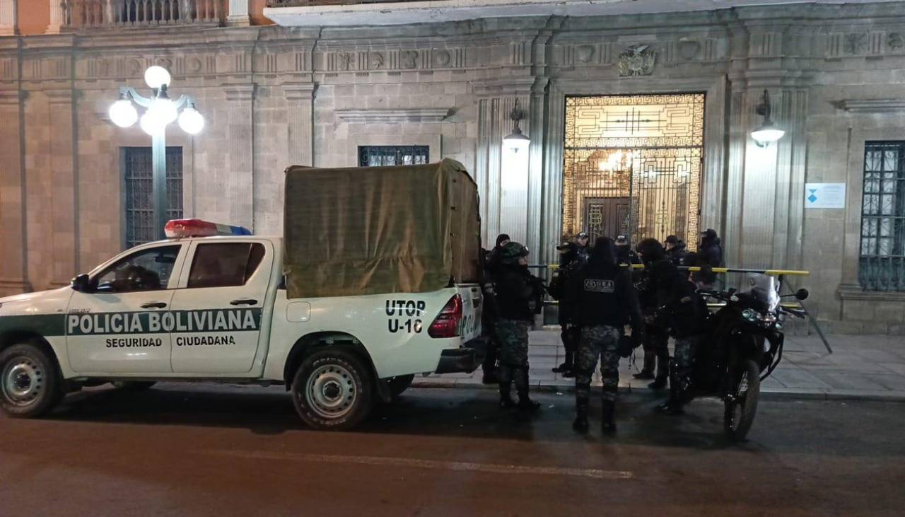 La plaza Murillo amanece con fuerte resguardo policial tras la toma militar