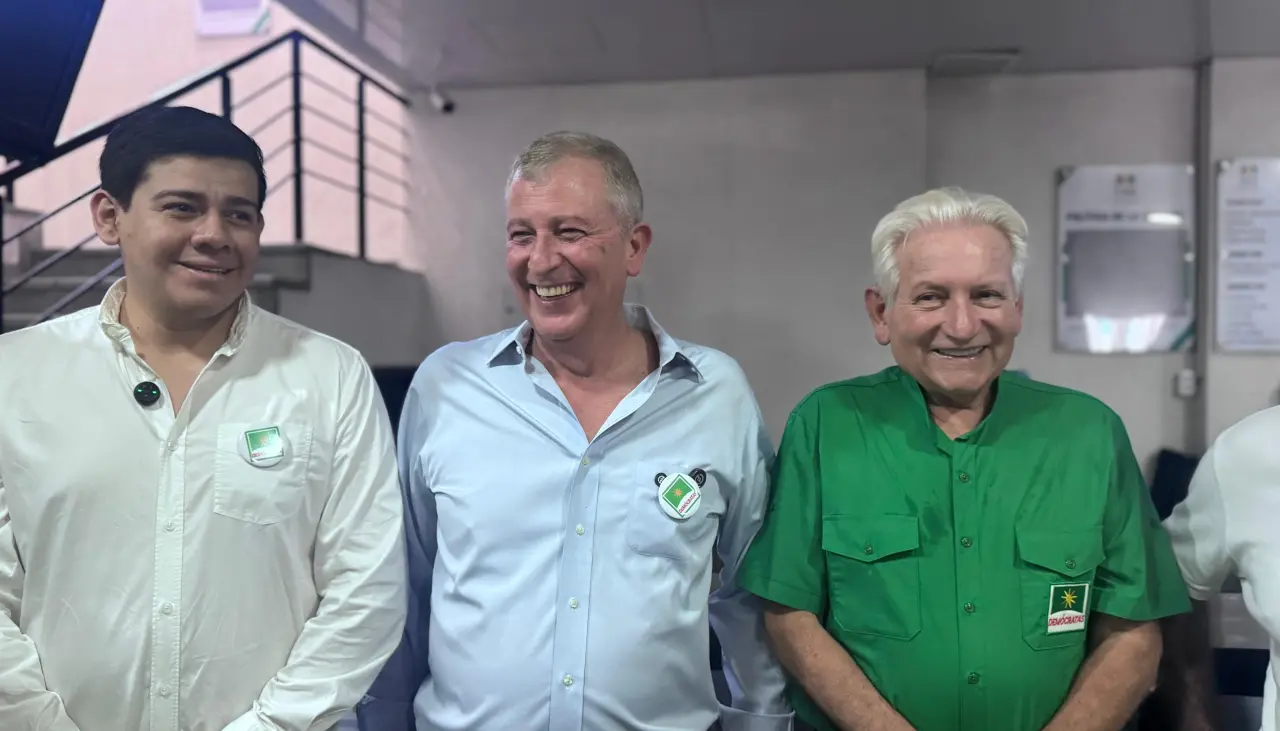 Branko registra su candidatura a gobernador de Santa Cruz y revela a su vicegobernador