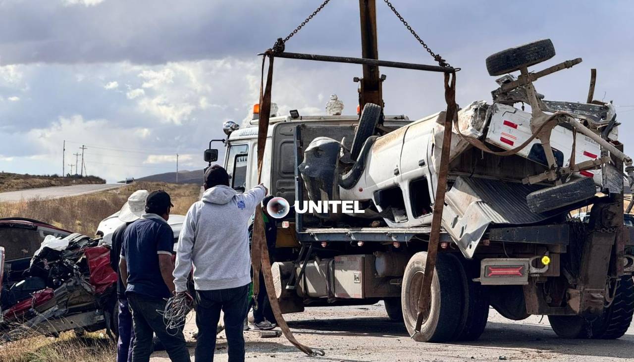 Un muerto y dos heridos deja un choque entre dos camionetas en la carretera La Paz – Oruro, reporta la Policía
