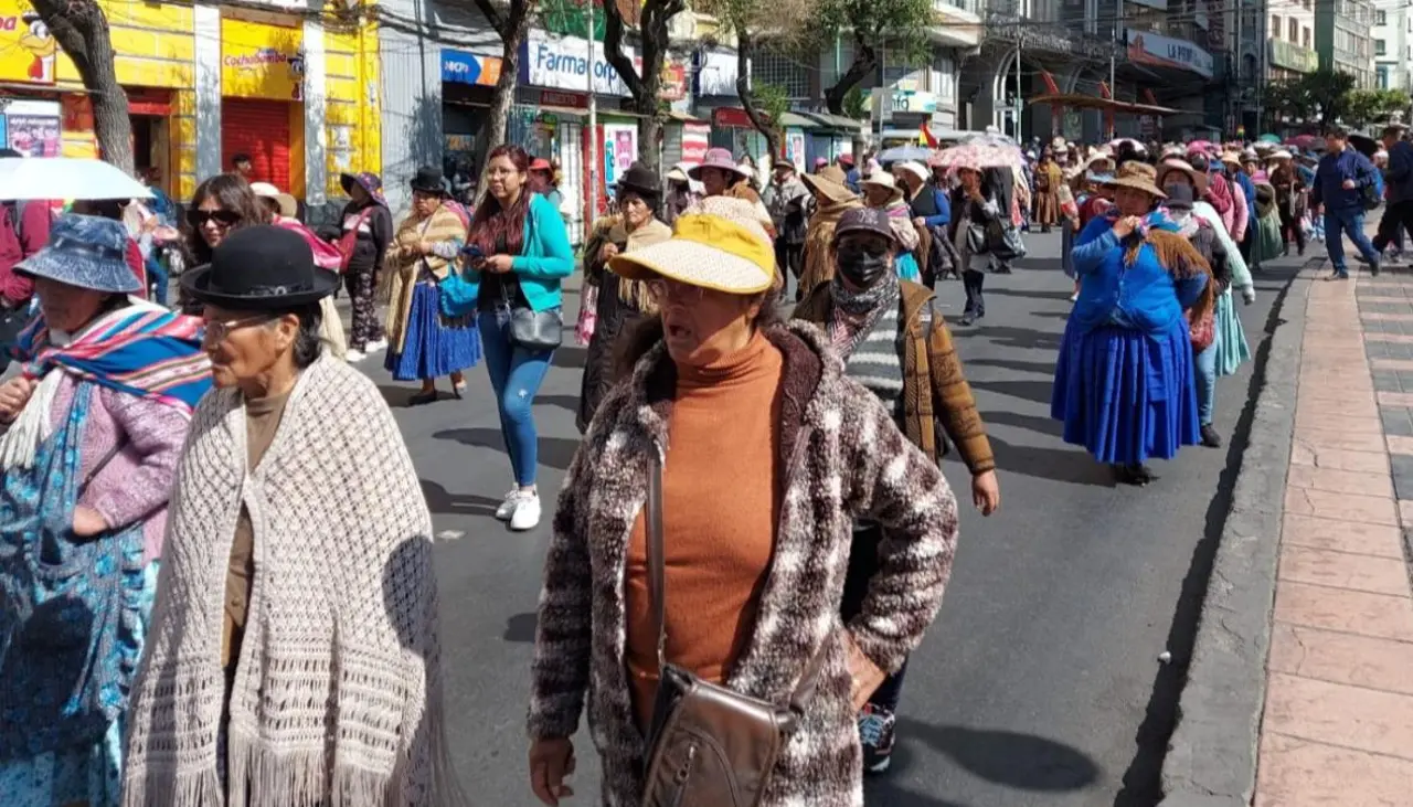 “El comercio se ha muerto”: Con crespones negros en los mercados, gremiales marchan este miércoles en La Paz