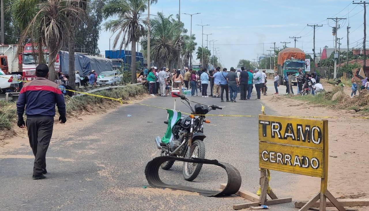 Levantan el bloqueo en la ruta al norte cruceño tras compromiso de la Gobernación para construir defensivos en Colpa Bélgica