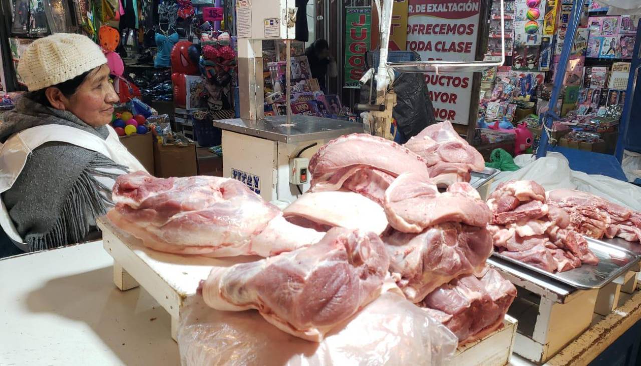 La Paz: “Como en Año Nuevo”, el precio de la carne de cerdo sube en el mercado de la Garita de Lima