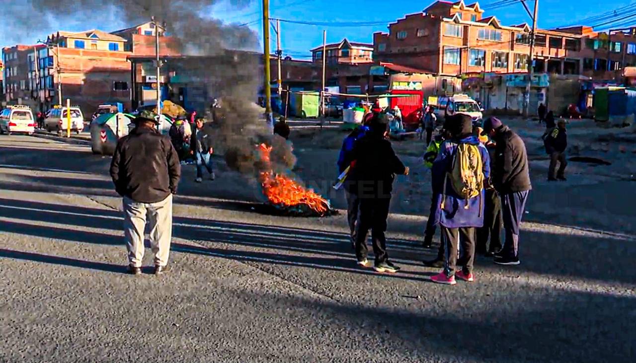 La Paz, cercada por los bloqueos de sectores campesinos que respaldan a la COB