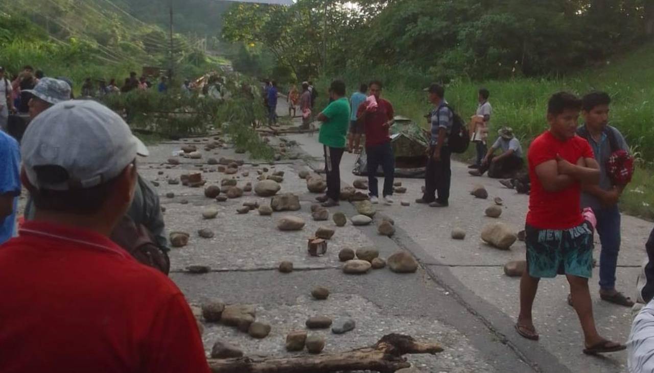 Santa Cruz y Cochabamba sufren por cortes de rutas en la nueva y antigua carretera 
