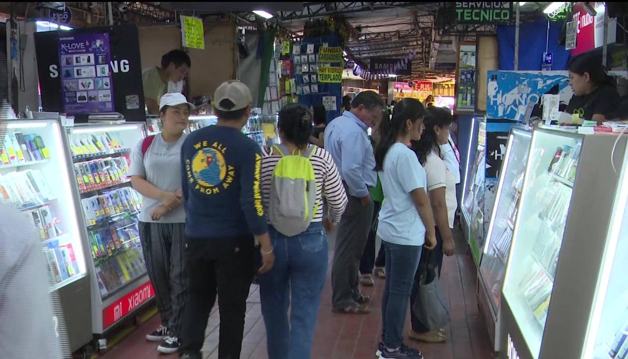 Santa Cruz: Comerciantes señalan que hay incertidumbre en el precio de celulares debido a la variación del dólar 