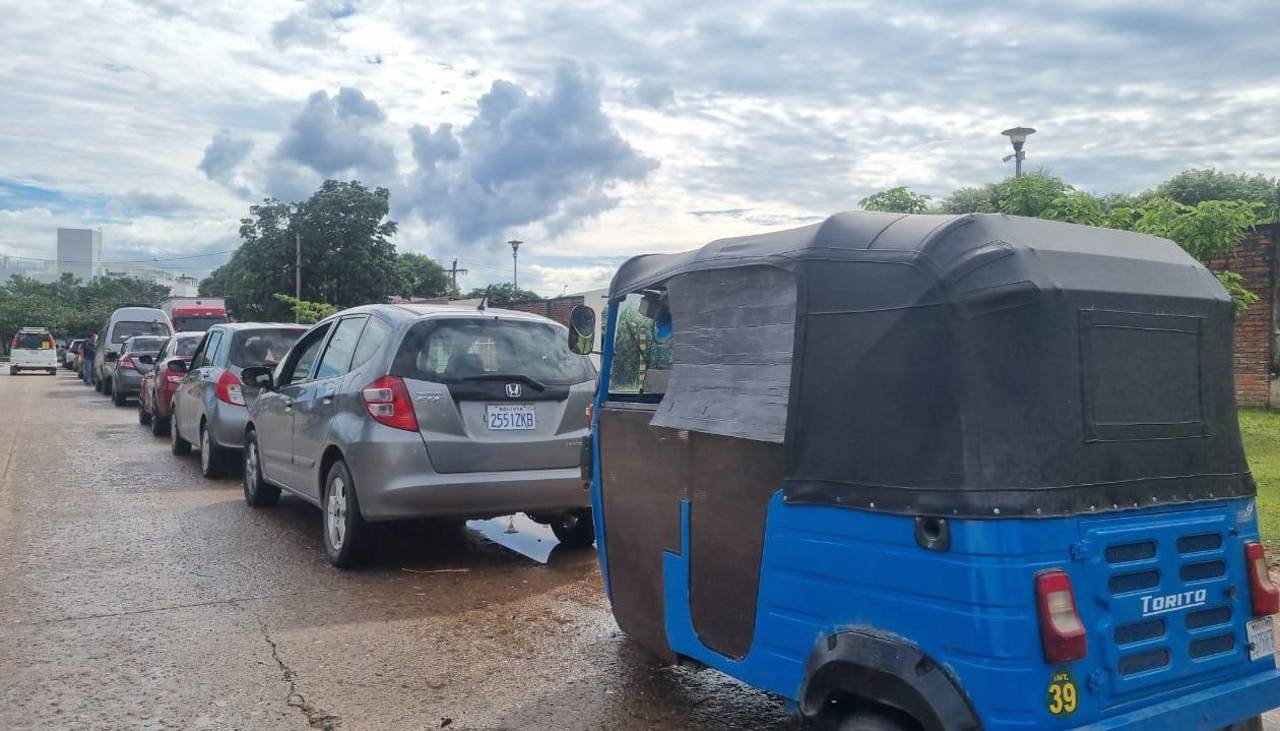 Asosur dice que Santa Cruz demanda 2,8 millones de litros de gasolina; YPFB anuncia despacho de 2 millones