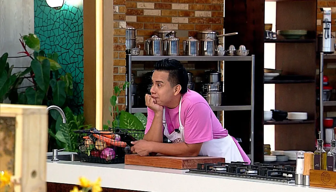 Fher y Sebastian olvidan un ingrediente clave y complican su noche en MasterChef 