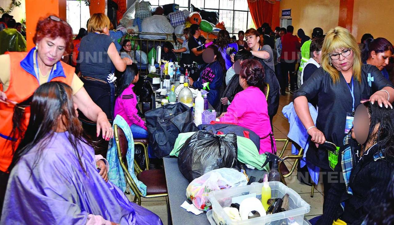 Voluntarios El Buen Samaritano llevan la Navidad a personas en situación de calle en La Paz