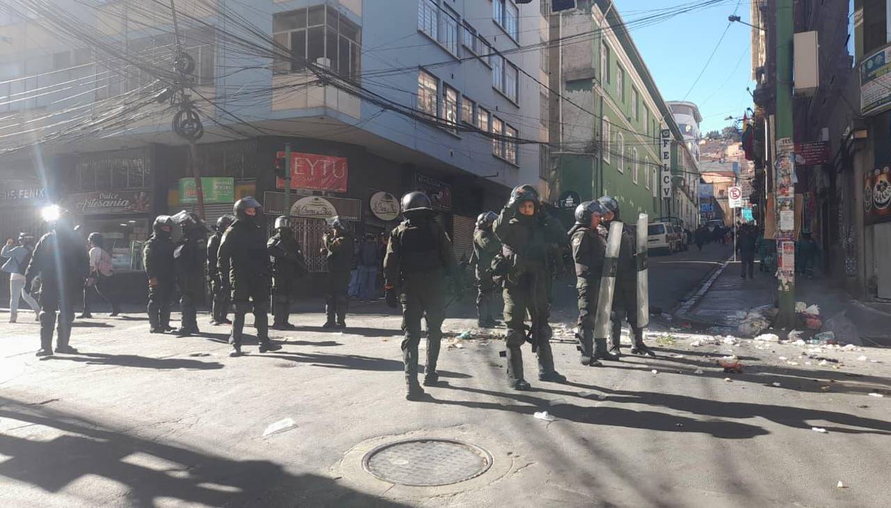 Arrestan a dos personas en enfrentamientos entre la Policía y mineros cooperativistas en La Paz