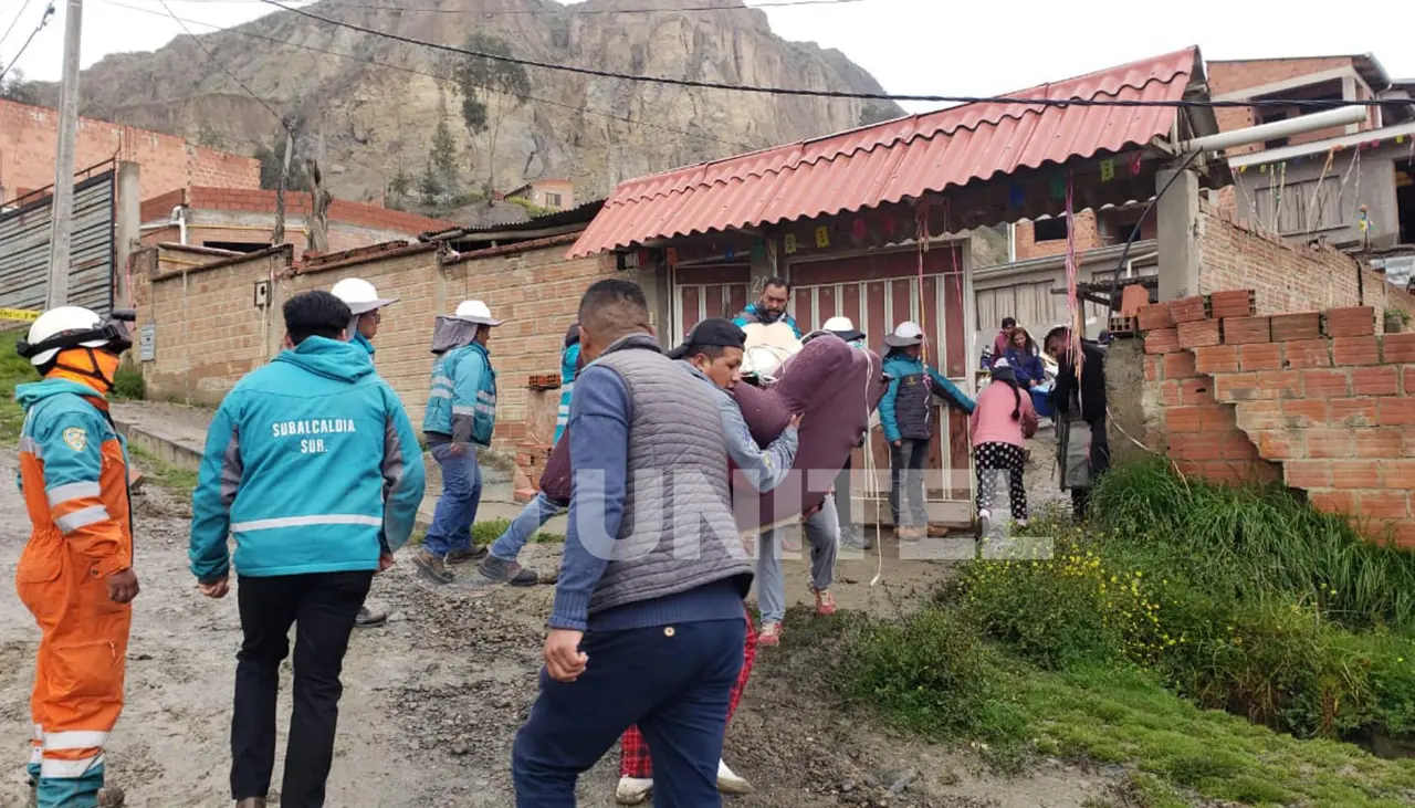 La Paz: Evacúan viviendas por “movimiento activo” de tierras en la zona de Codavisa