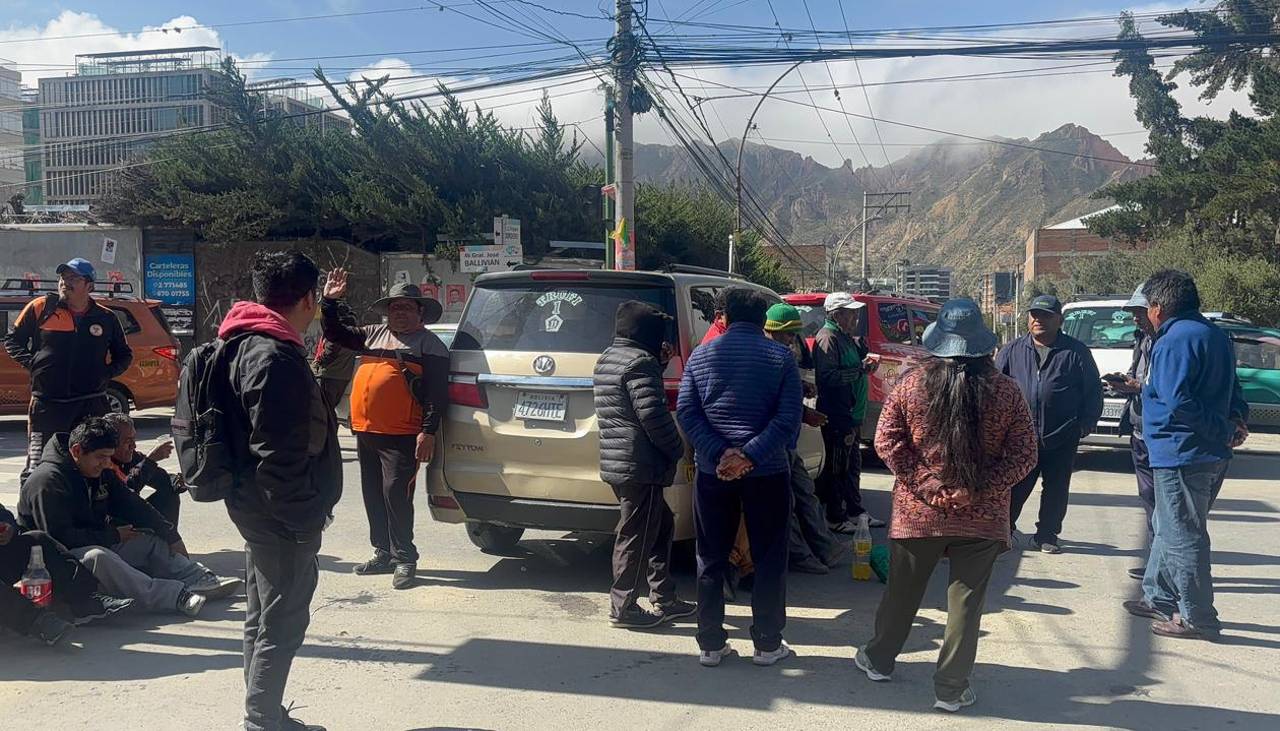 El Gobierno califica la protesta de los choferes como “política” y reporta 60 puntos de bloqueo en La Paz y El Alto 