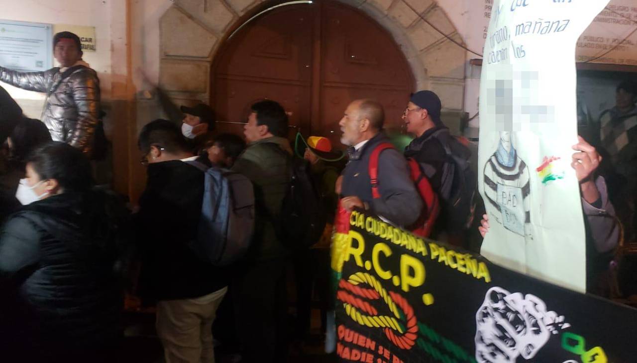 Increpan a la exministra Prada tras el ingreso de Luis Arce a la cárcel de San Pedro