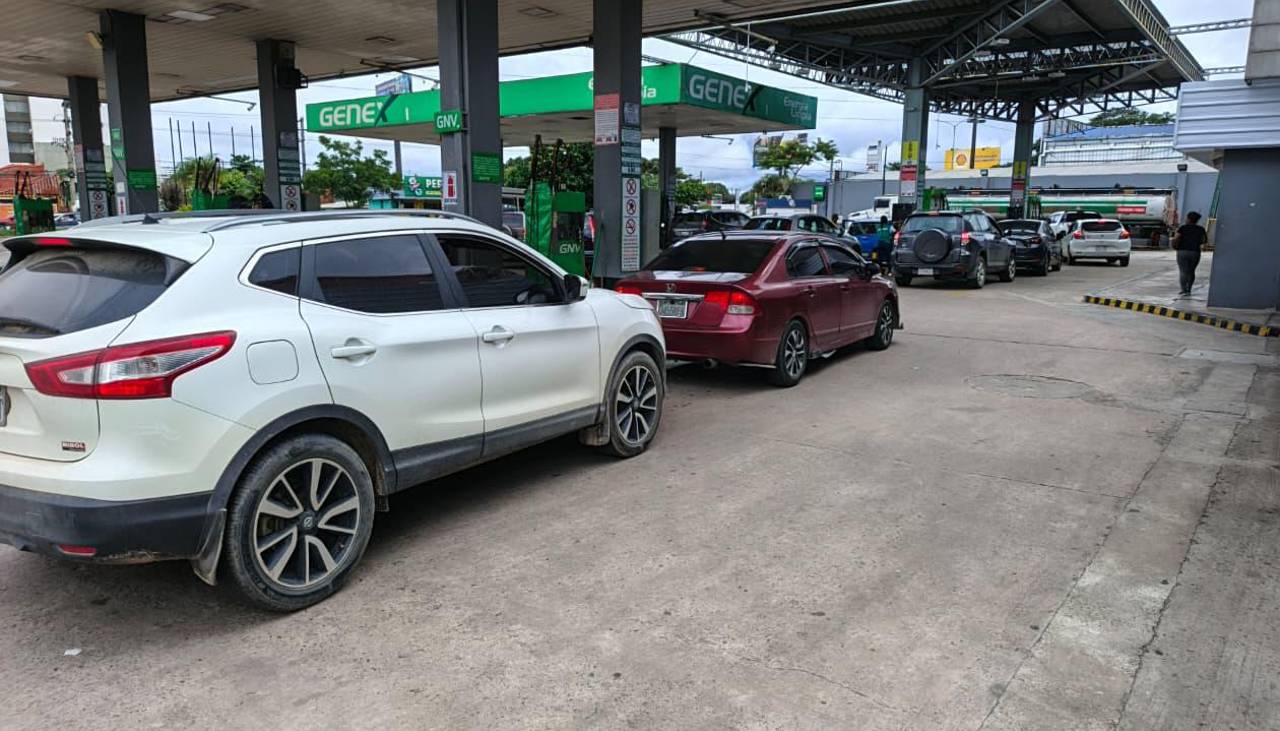 Este sábado se observa reducción de las filas por gasolina en surtidores de Santa Cruz