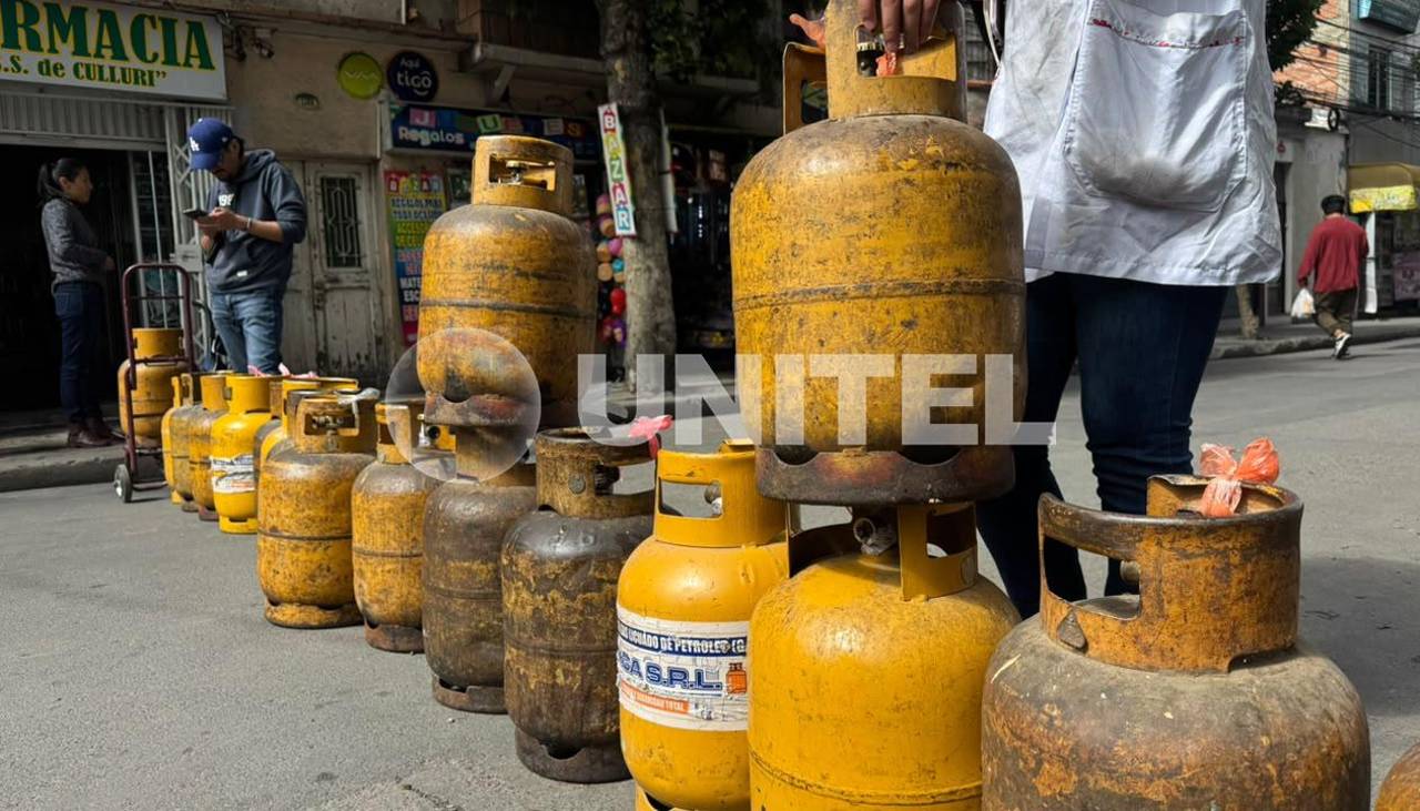 Un bloqueo y filas en demanda de garrafas de gas se registran en la ciudad de La Paz