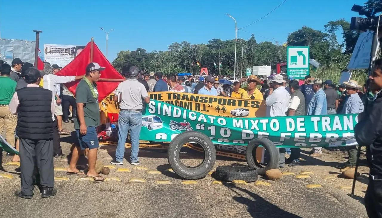 Transportistas instalan bloqueo en Yapacaní y cortan el paso en la ruta nueva a Cochabamba