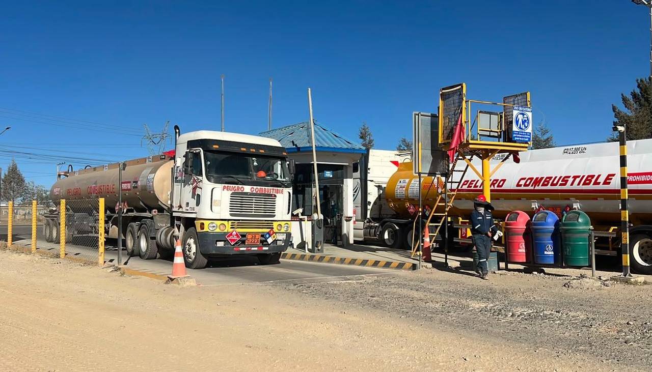 Deuda millonaria por combustible: Ministro dice que es una operación normal y que hay una línea de crédito de 120 días