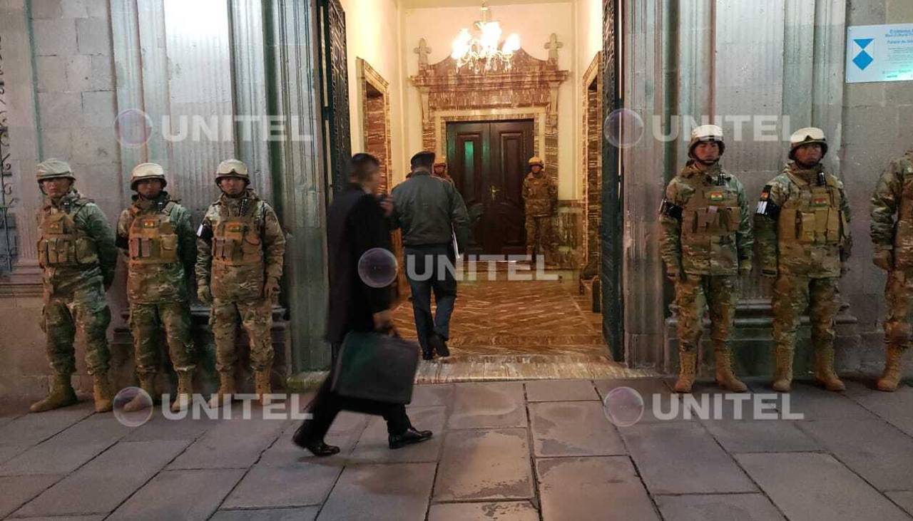 Tras la muerte de dos policías en Llallagua, Arce se reúne con sus ministros y el Alto Mando Militar y policial