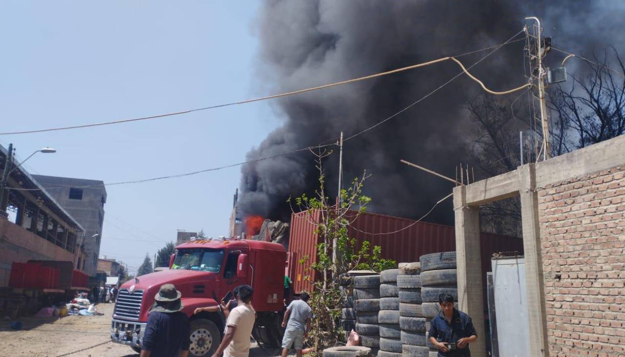 Fuego consume llantas de un depósito y parte de una vivienda en Quillacollo