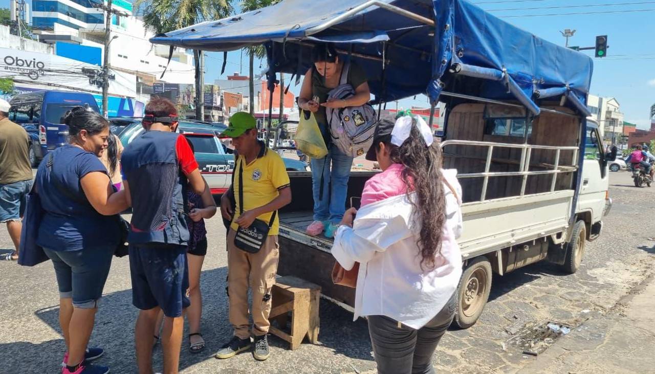 Sin micros, con clases a distancia y problemas para desplazarse, así transcurre el paro en Santa Cruz