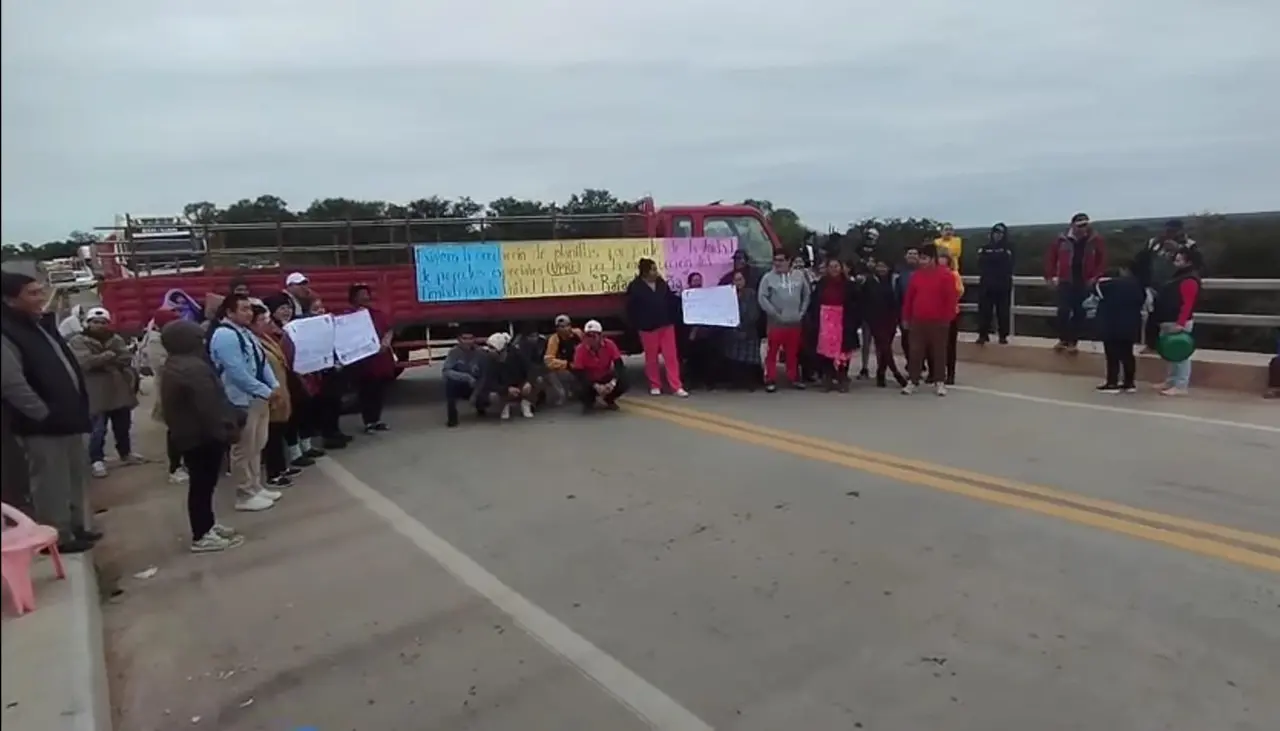 Pobladores bloquean la ruta Santa Cruz - Argentina para exigir el pago de una obra