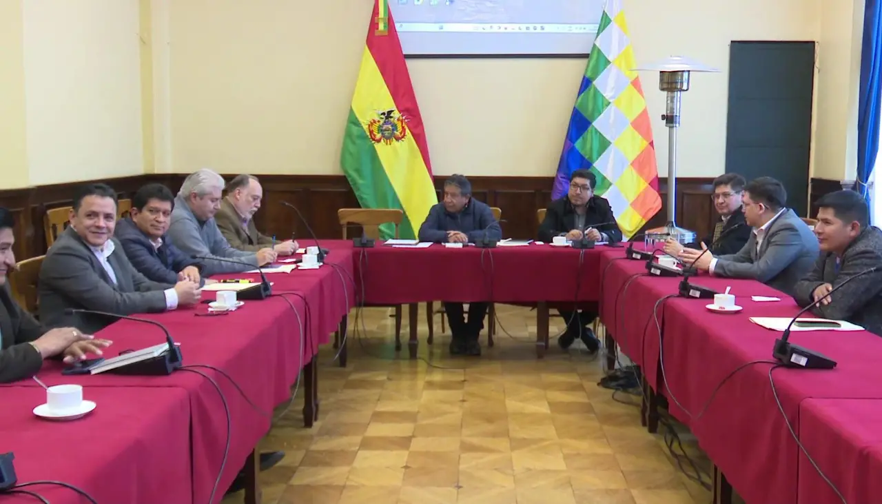 Créditos: Senador evista dice que informe de ministros es “insuficiente” y que su bancada no garantiza aprobación