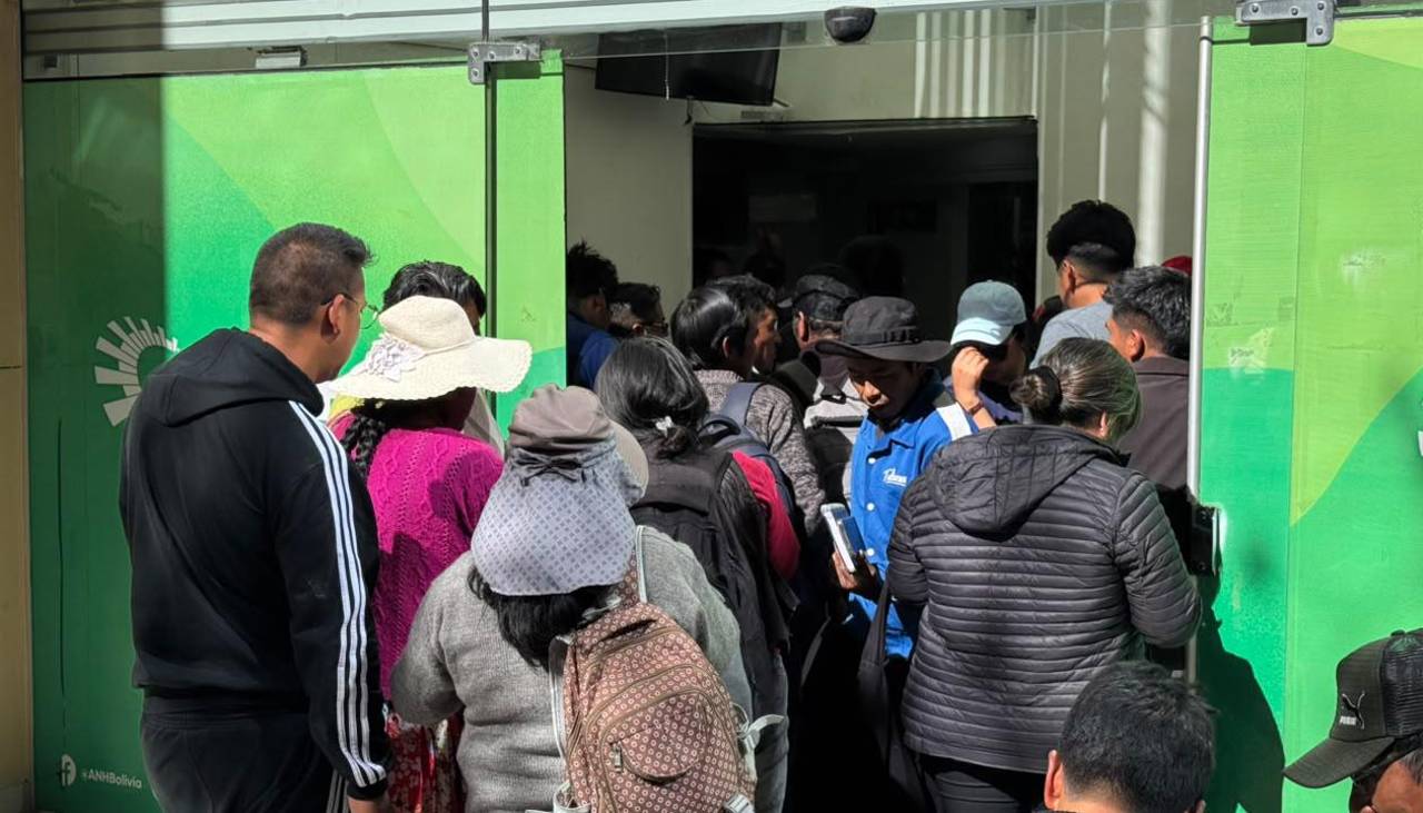 Transportistas bloqueados en el sistema B-SISA reclaman en La Paz y Cochabamba