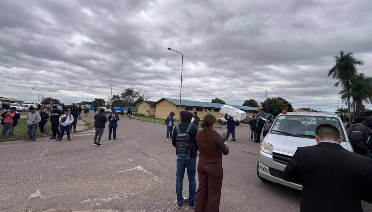 Rechazan bloqueos: Productores y transporte pesado protestan en el ingreso de carga de Viru Viru y exigen que se liberen las vías