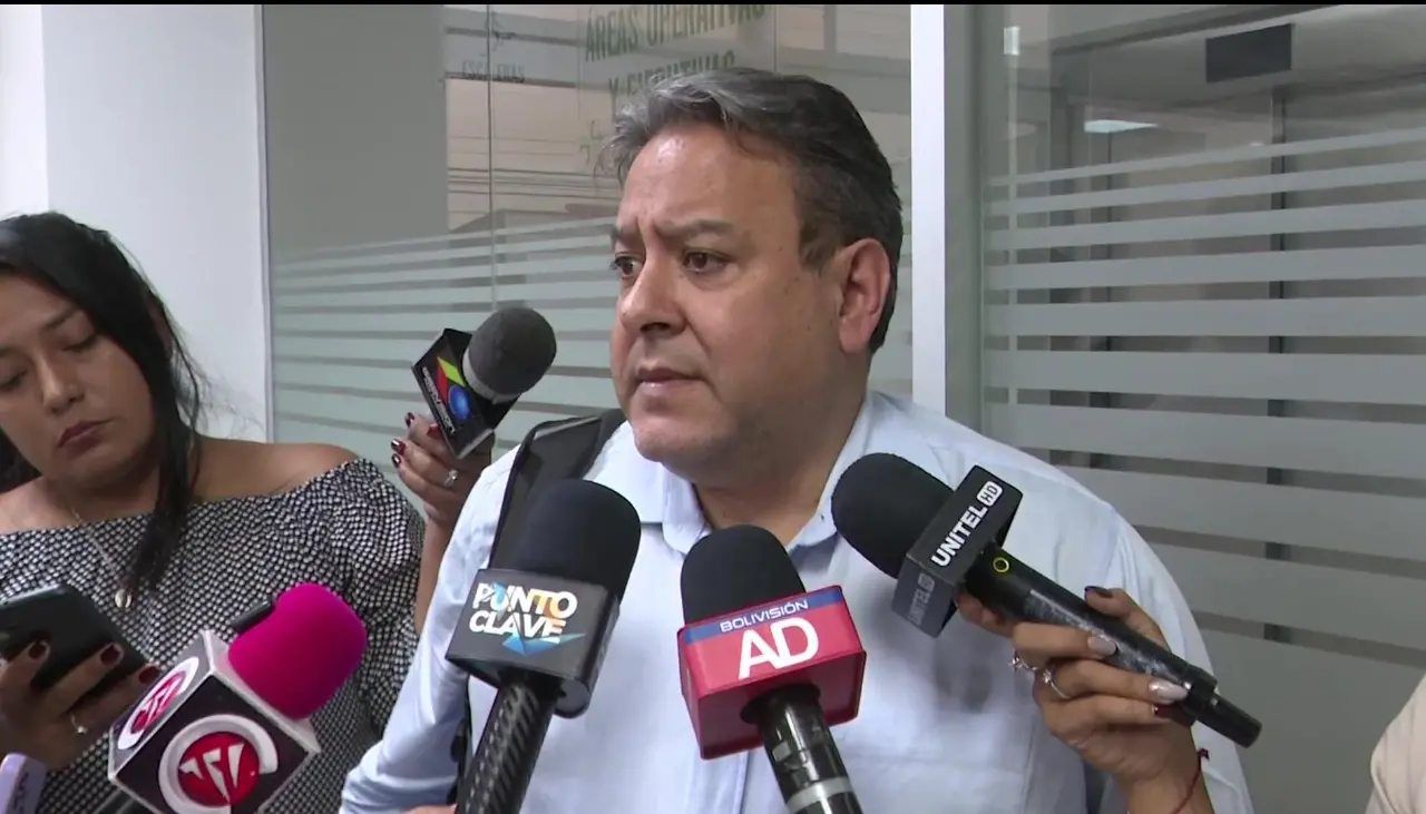 En medio de las filas por diésel, el presidente de YPFB dice que se despacha al 100% este combustible