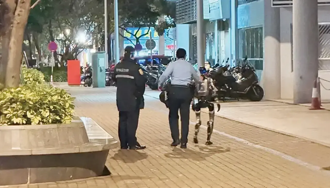 Video: “Arrestan” a robot humanoide en China tras asustar a una mujer de la tercera edad en plena vía pública