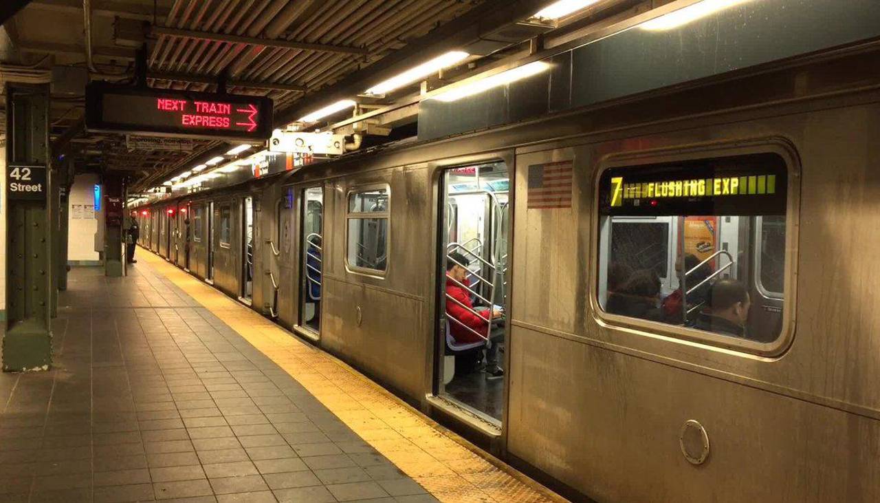 La policía mata a un hombre que apuñaló a varias personas en el metro de Nueva York