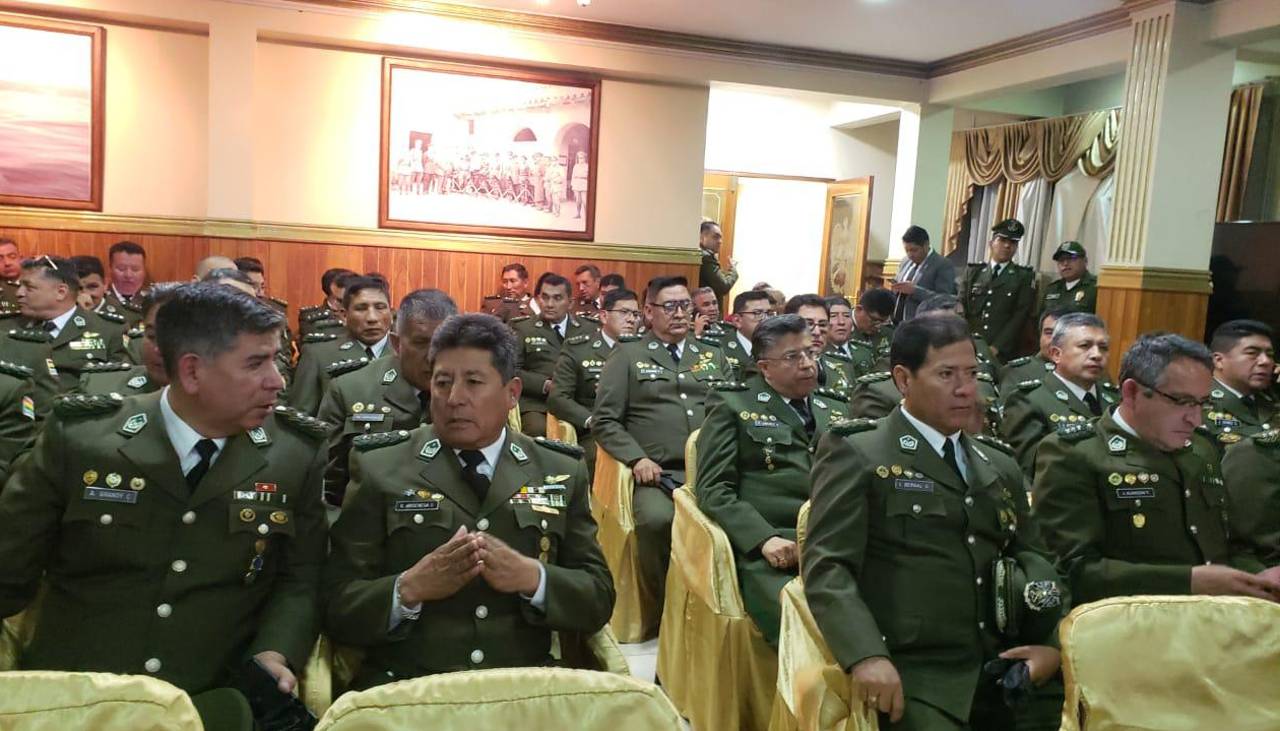 Posesionan a los nuevos comandantes departamentales y directores de la Policía