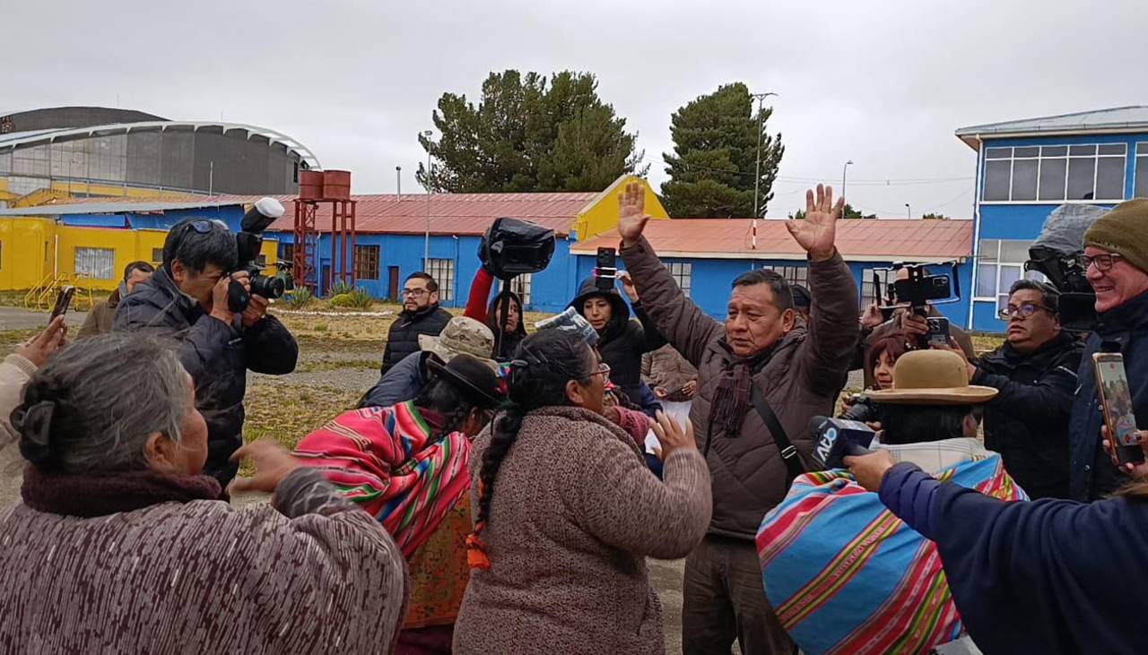 Vuelo solidario traslada a bolivianos parados en Puno y Desaguadero debido a los bloqueos, entre ellos artesanos 