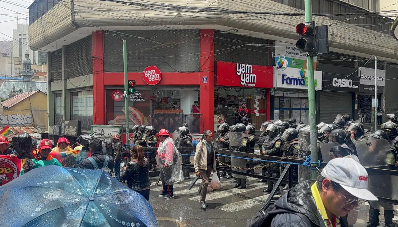 COB llega al centro paceño en una marcha para exigir la abrogación del Decreto Supremo 5503