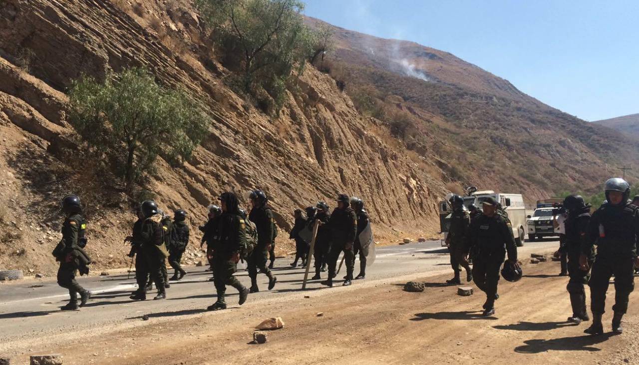 Siete policías sufrieron “heridas contundentes por diferentes proyectiles” durante intervención a bloqueos en Sayari