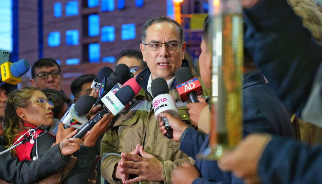 “Vamos a denunciar”: Legisladores cuestionan salida del país del expresidente de YPFB 