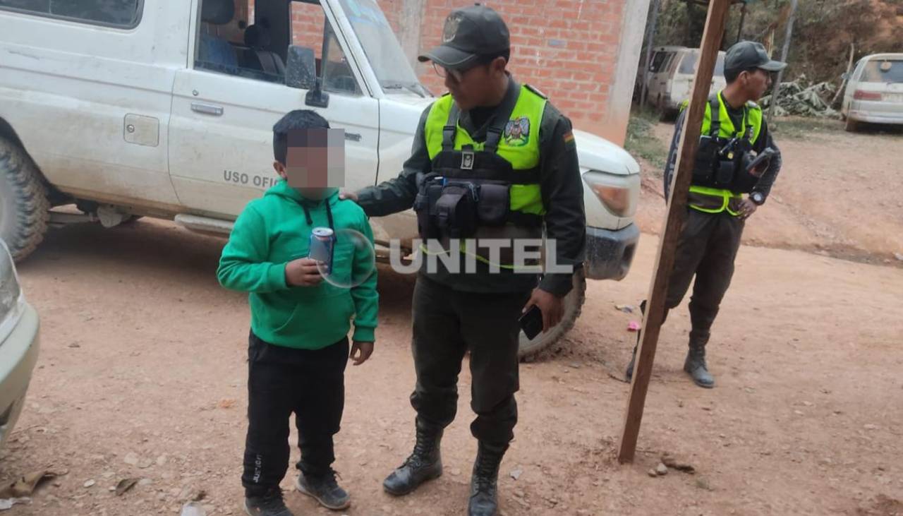 Hombre buscado por feminicidio raptó a su hijo y lo abandonó en una cancha, informa la Policía