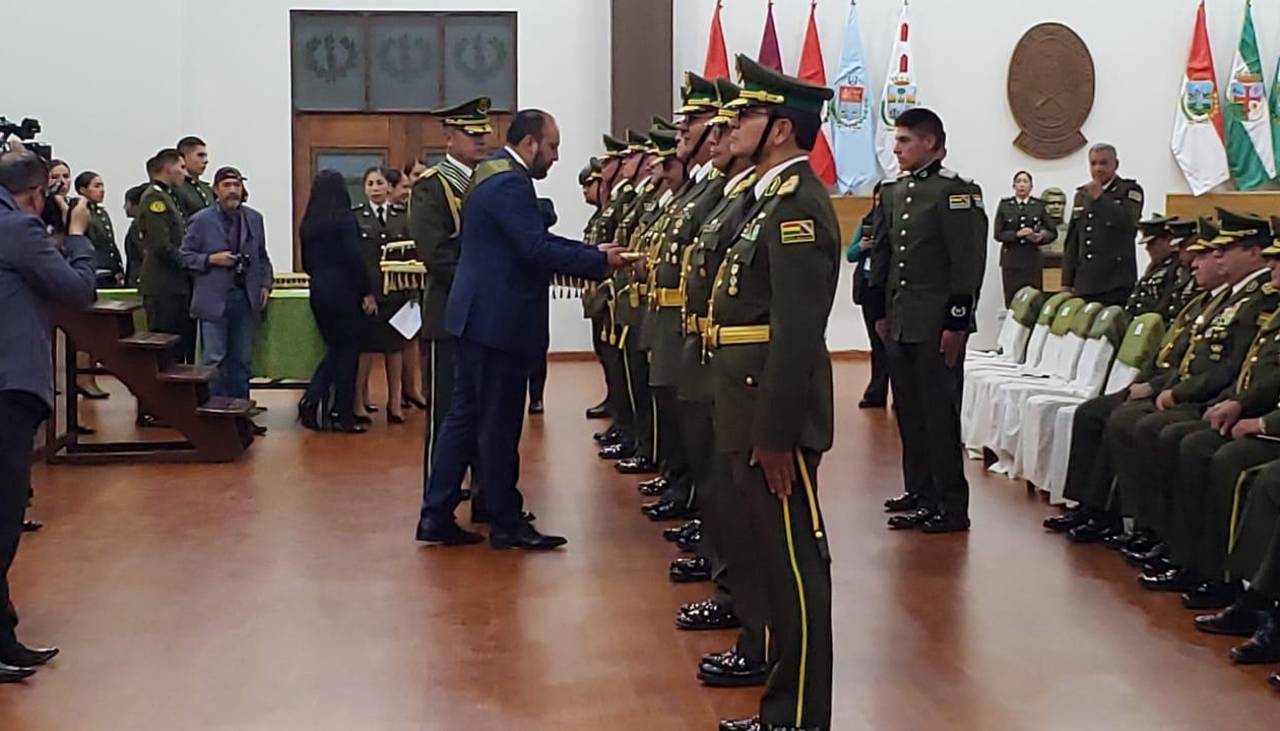 “Es un símbolo de honor y responsabilidad”: Entregan sables a los nuevos generales de la Policía Boliviana